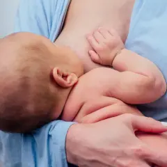 Un neonato di 1 settimana viene allattato al seno. La domanda "quanto latte deve bere un neonato di 1 settimana" è centrale per i neogenitori.