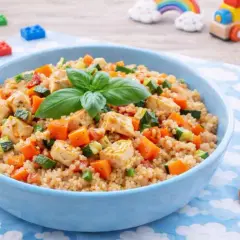 Cous cous con pollo e verdure, un piatto colorato e gustoso, perfetto per le ricette per bambini.