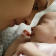 Dolce momento tra madre e neonato, immersi in un'atmosfera di pace, quasi come i rumori bianchi neonato che cullano il sonno.