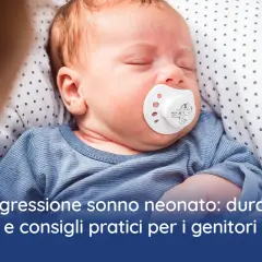 Neonato dorme con ciuccio, affrontando la regressione del sonno. Consigli per genitori.