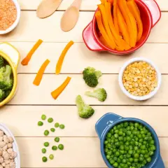 Broccoli, carote, piselli, ceci e lenticchie: ingredienti sani per tagli sicuri svezzamento.