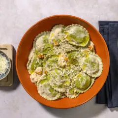 Ravioli verdi in salsa cremosa con noci, perfetti per le ricette per bambini di 1 anno.