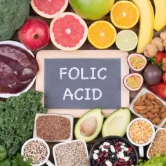 La **folina a cosa serve**? È essenziale per la crescita cellulare. L'immagine mostra alimenti ricchi di folati: verdure a foglia verde, fegato, agrumi, legumi e frutta secca.