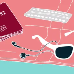Viaggio al mare: passaporto, pillola anticoncezionale per come ritardare il ciclo, crema solare, occhiali da sole e auricolari.