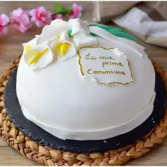 Semplice torta prima comunione decorata con calle bianche e un cartiglio dorato.