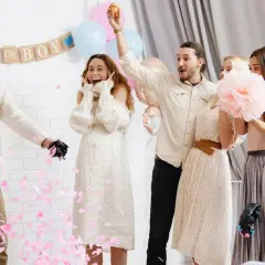 Sorpresa! Confetti rosa piovono su una festa per rivelare il genere. Un'idea originale per un gender reveal party indimenticabile.