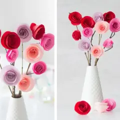 Un bellissimo lavoretto festa mamma: rose di carta rosse, rosa e lilla in un vaso bianco.