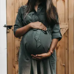 Donna incinta accarezza il pancione, un momento di attesa e speranza per chi desidera come rimanere incinta.