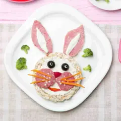 Un coniglietto fatto con gallette, salumi e verdure, perfetto per le ricette per bambini di 2 anni.