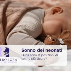Un neonato dorme sereno con un coniglietto di pezza. Scopri quanto dormono i neonati e le posizioni più sicure per il loro riposo.
