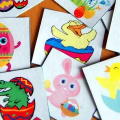 I simboli della Pasqua spiegati ai bambini: uova colorate, coniglietti, pulcini e un simpatico coccodrillo che esce dal guscio.