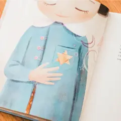 Illustrazione per il giorno della memoria spiegato ai bambini: una bambina con una stella gialla cucita sul cappotto.