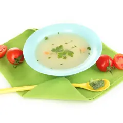 Brodo vegetale per neonati: quanto deve bollire per essere sicuro e nutriente. Un piatto invitante con pomodorini e broccolo.