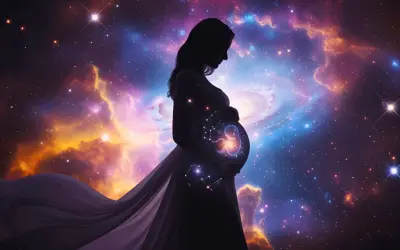 Silhouette di donna incinta con feto cosmico nel ventre, su sfondo di nebulose e stelle. Un sogno di essere incinta.