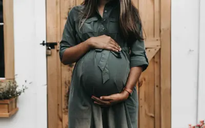 Donna incinta accarezza il pancione, un momento di attesa e speranza per chi desidera come rimanere incinta.