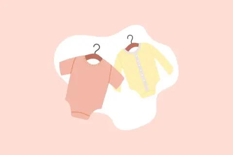 Due body per neonato, uno rosa e uno giallo, pronti per essere indossati. Guida su come vestire un neonato.