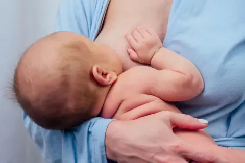 Un neonato di 1 settimana viene allattato al seno. La domanda "quanto latte deve bere un neonato di 1 settimana" è centrale per i neogenitori.