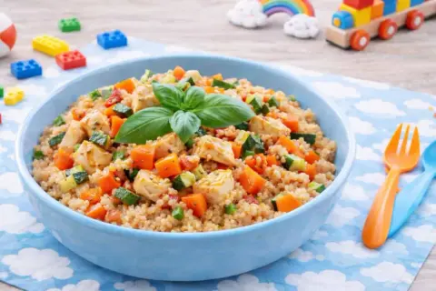 Cous cous con pollo e verdure, un piatto colorato e gustoso, perfetto per le ricette per bambini.