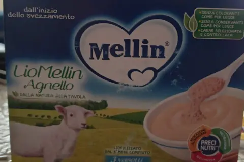 Confezione di Mellin Agnello, liofilizzato di carne per lo svezzamento, con un agnellino e una ciotola di pappa.