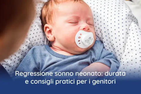 Neonato dorme con ciuccio, affrontando la regressione del sonno. Consigli per genitori.