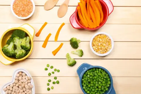 Broccoli, carote, piselli, ceci e lenticchie: ingredienti sani per tagli sicuri svezzamento.