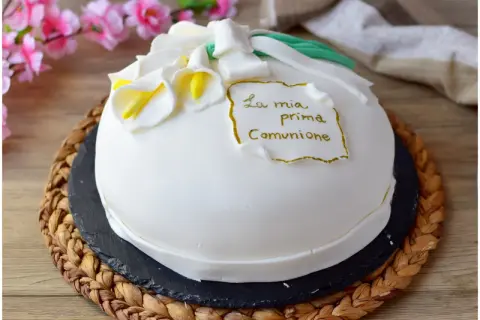 Semplice torta prima comunione decorata con calle bianche e un cartiglio dorato.
