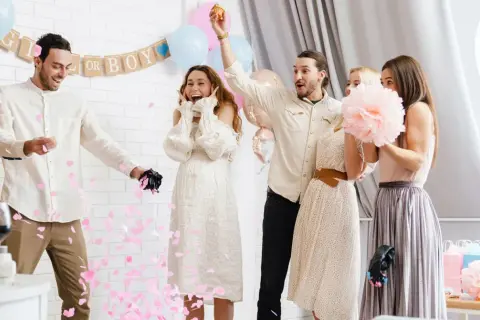 Sorpresa! Confetti rosa piovono su una festa per rivelare il genere. Un'idea originale per un gender reveal party indimenticabile.