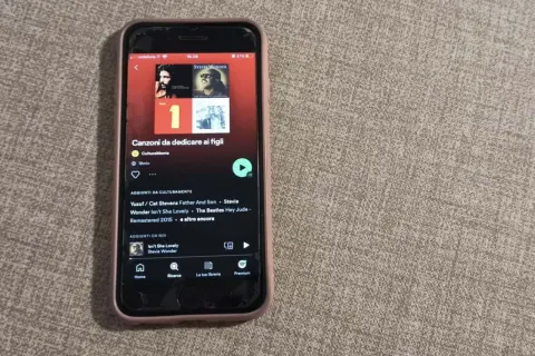 Playlist "Canzoni da dedicare ai figli" su Spotify, con brani di Stevie Wonder e Cat Stevens.