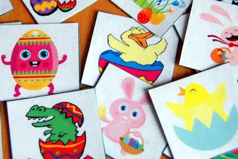 I simboli della Pasqua spiegati ai bambini: uova colorate, coniglietti, pulcini e un simpatico coccodrillo che esce dal guscio.