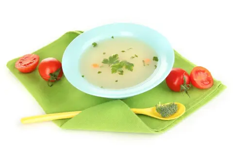 Brodo vegetale per neonati: quanto deve bollire per essere sicuro e nutriente. Un piatto invitante con pomodorini e broccolo.