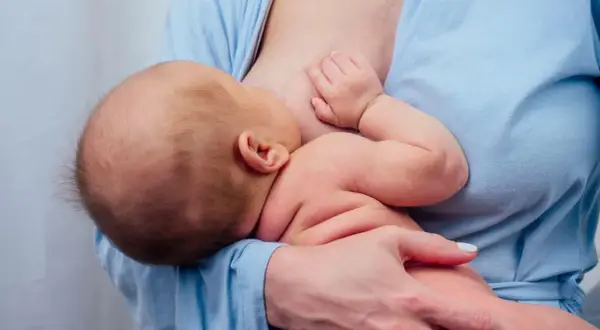 Un neonato di 1 settimana viene allattato al seno. La domanda "quanto latte deve bere un neonato di 1 settimana" è centrale per i neogenitori.