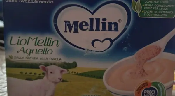 Confezione di Mellin Agnello, liofilizzato di carne per lo svezzamento, con un agnellino e una ciotola di pappa.