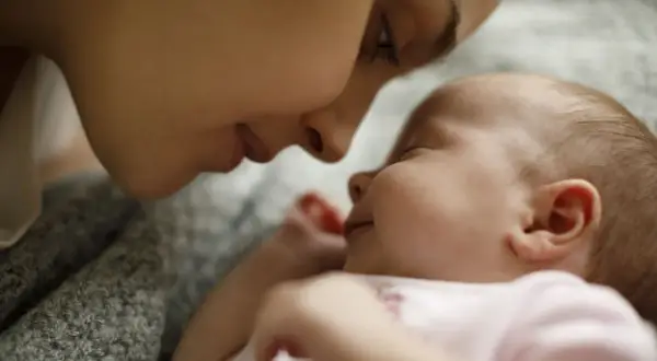 Dolce momento tra madre e neonato, immersi in un'atmosfera di pace, quasi come i rumori bianchi neonato che cullano il sonno.
