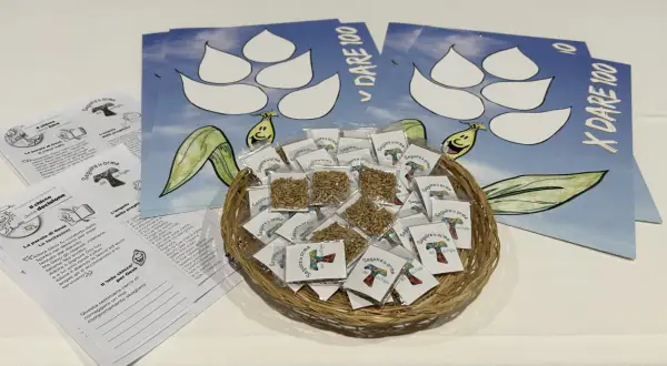 Cesto con semi per lavoretti quaresima per bambini catechismo. Volantini con disegni e frasi sul seguire le orme di Gesù.