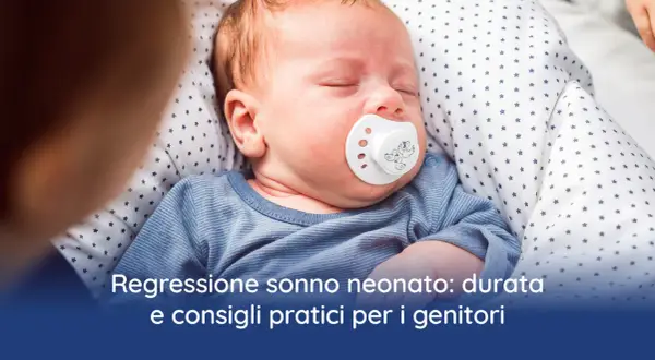 Neonato dorme con ciuccio, affrontando la regressione del sonno. Consigli per genitori.