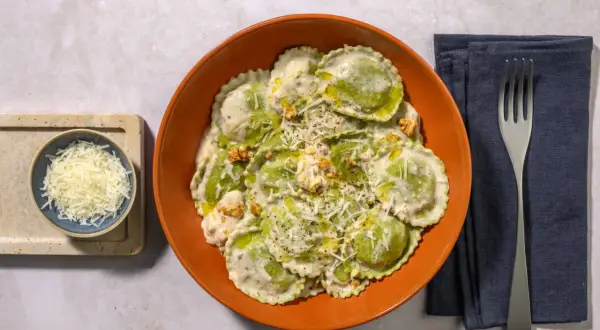 Ravioli verdi in salsa cremosa con noci, perfetti per le ricette per bambini di 1 anno.