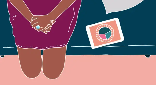 Ciclo saltato ma non sono incinta. La donna guarda il grafico sul tablet, preoccupata per il suo ciclo mestruale.