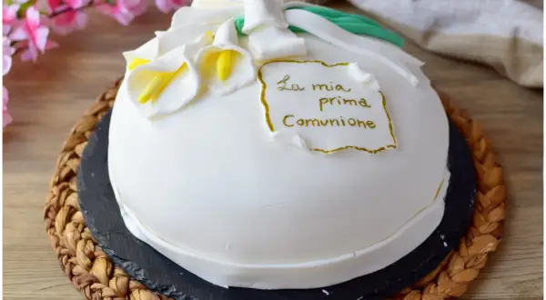 Semplice torta prima comunione decorata con calle bianche e un cartiglio dorato.