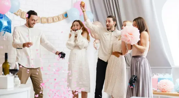 Sorpresa! Confetti rosa piovono su una festa per rivelare il genere. Un'idea originale per un gender reveal party indimenticabile.