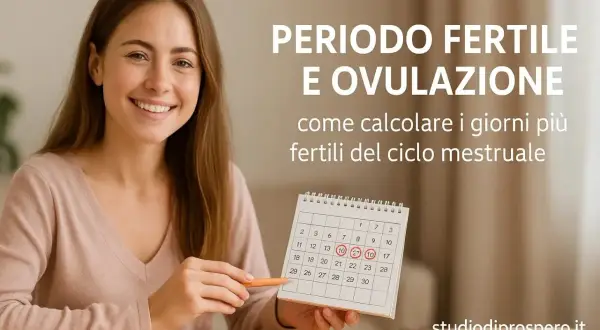 Donna sorridente mostra un calendario con giorni cerchiati, spiegando quanto dura l'ovulazione a 40 anni e come calcolare il periodo fertile.