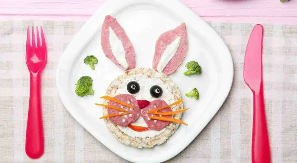 Un coniglietto fatto con gallette, salumi e verdure, perfetto per le ricette per bambini di 2 anni.