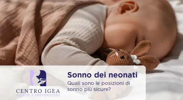 Un neonato dorme sereno con un coniglietto di pezza. Scopri quanto dormono i neonati e le posizioni più sicure per il loro riposo.