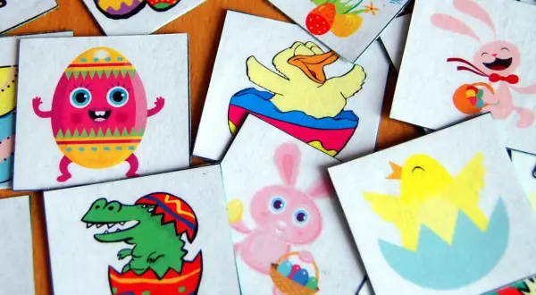 I simboli della Pasqua spiegati ai bambini: uova colorate, coniglietti, pulcini e un simpatico coccodrillo che esce dal guscio.