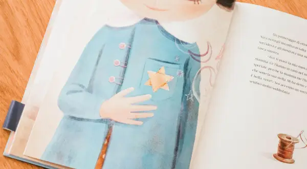 Illustrazione per il giorno della memoria spiegato ai bambini: una bambina con una stella gialla cucita sul cappotto.