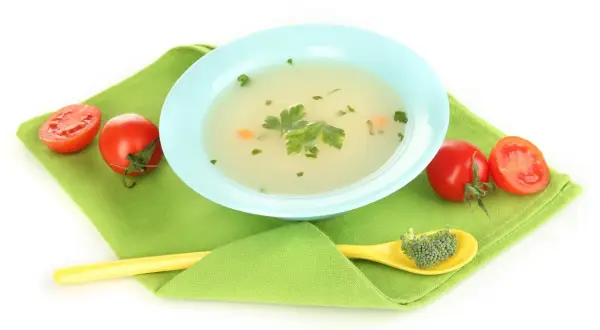 Brodo vegetale per neonati: quanto deve bollire per essere sicuro e nutriente. Un piatto invitante con pomodorini e broccolo.
