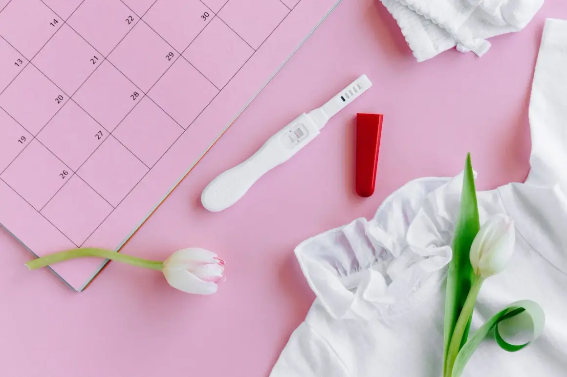 Test di gravidanza, tulipani e un calendario rosa. Un promemoria di attesa, sperando che il corpo luteo non si riassorba.