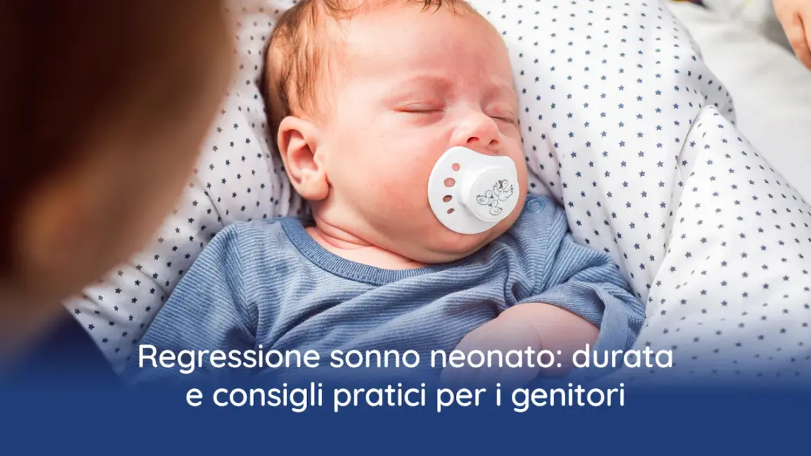 Neonato dorme con ciuccio, affrontando la regressione del sonno. Consigli per genitori.