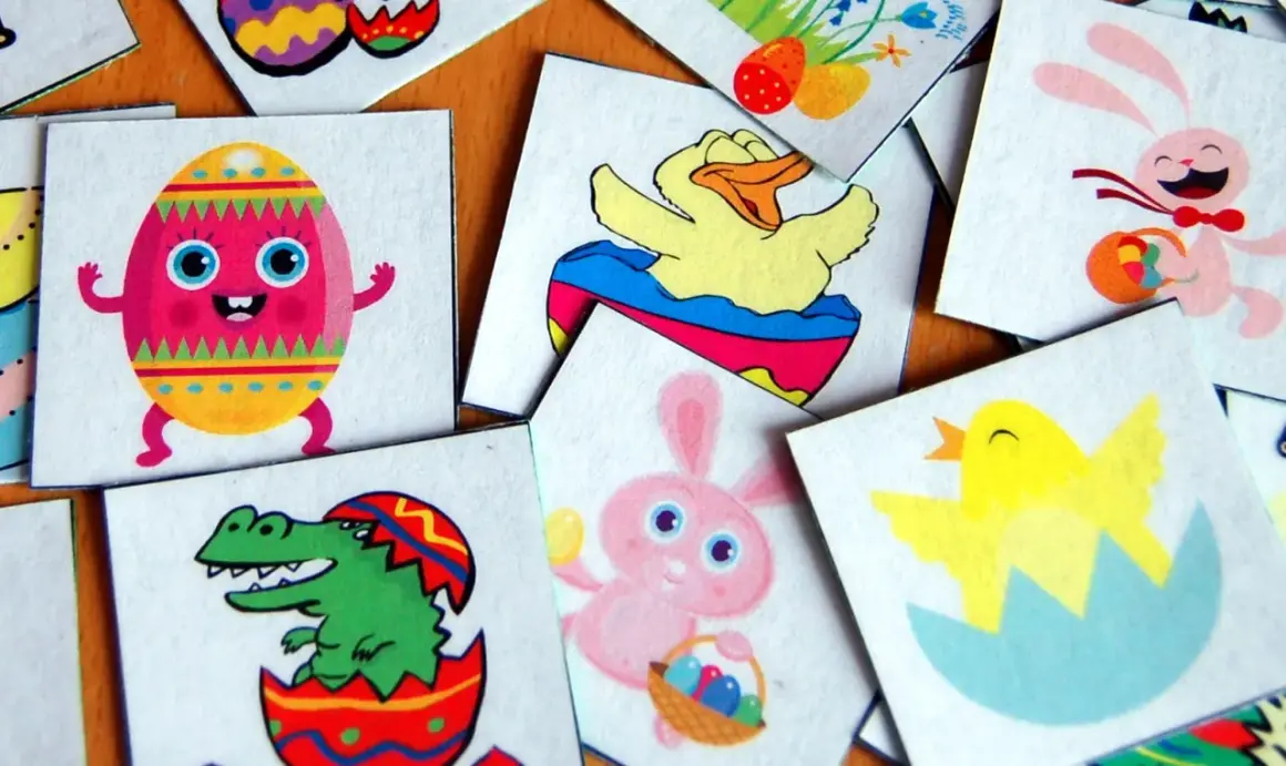 I simboli della Pasqua spiegati ai bambini: uova colorate, coniglietti, pulcini e un simpatico coccodrillo che esce dal guscio.