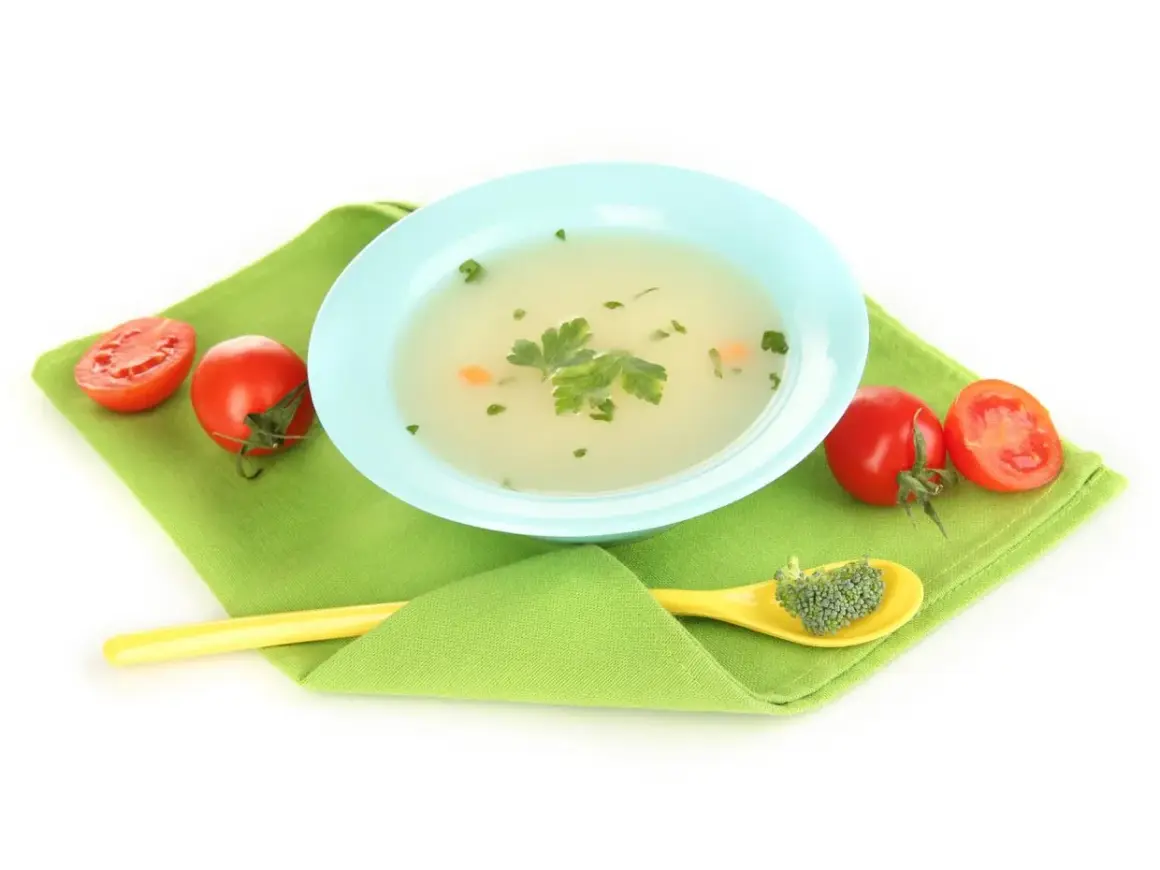 Brodo vegetale per neonati: quanto deve bollire per essere sicuro e nutriente. Un piatto invitante con pomodorini e broccolo.