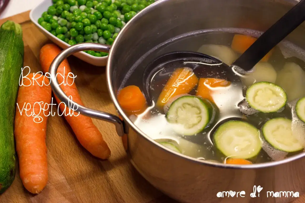 Brodo vegetale per neonati: carote, zucchine e piselli bollono in pentola. Scopri quanto deve bollire per un brodo sano e nutriente.